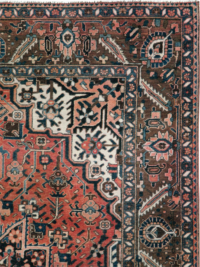 Vintage Persian Bakhtiari Accent Rug, No.27302 - Galerie Shabab