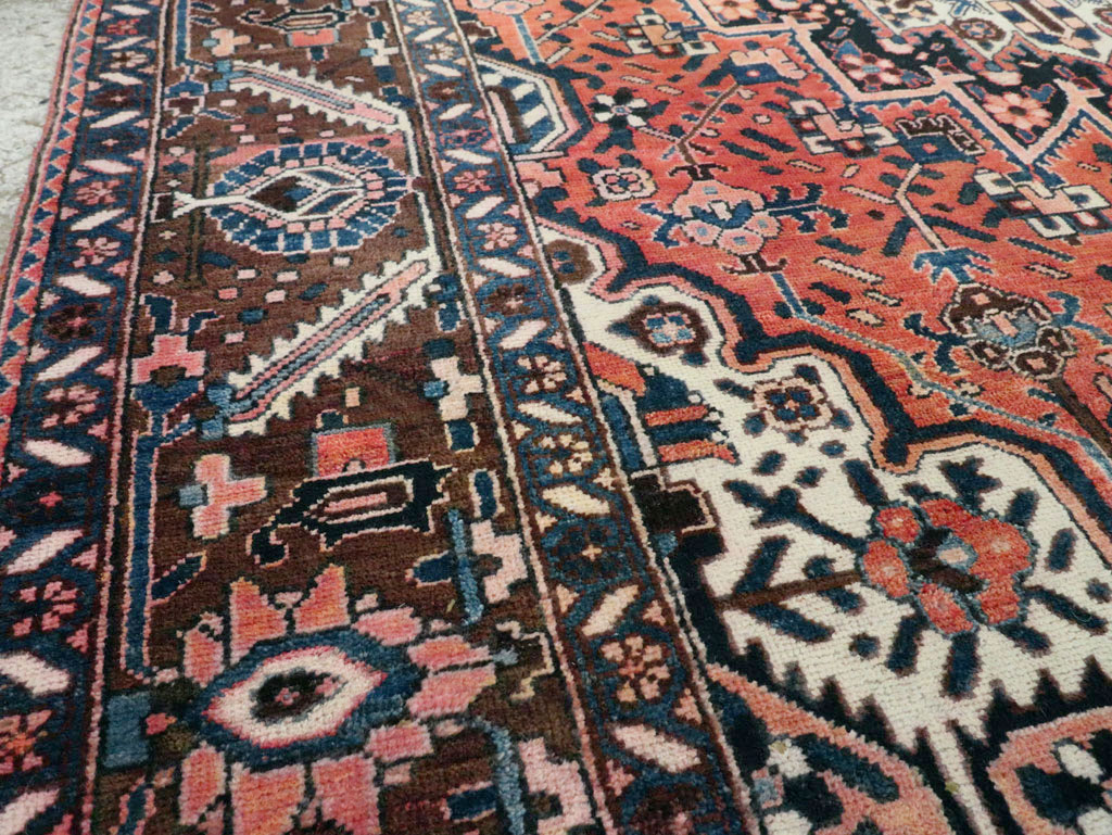 Vintage Persian Bakhtiari Accent Rug, No.27302 - Galerie Shabab