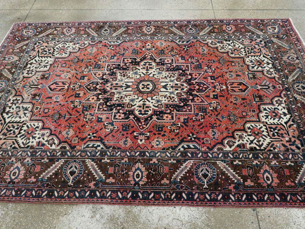 Vintage Persian Bakhtiari Accent Rug, No.27302 - Galerie Shabab
