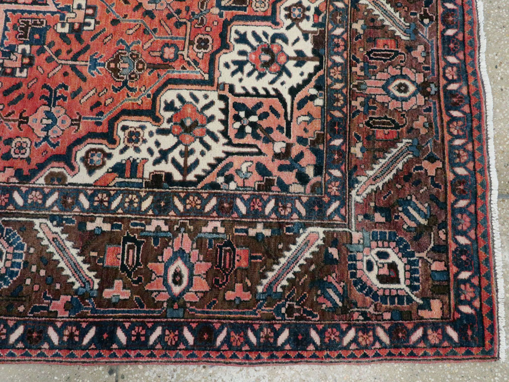 Vintage Persian Bakhtiari Accent Rug, No.27302 - Galerie Shabab