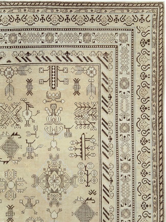Antique East Turkestan Khotan Room Size Carpet, No.27303 - Galerie Shabab