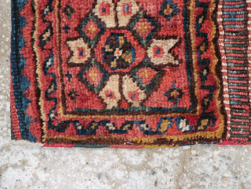 Vintage Persian Shiraz Rug, No.27349 - Galerie Shabab