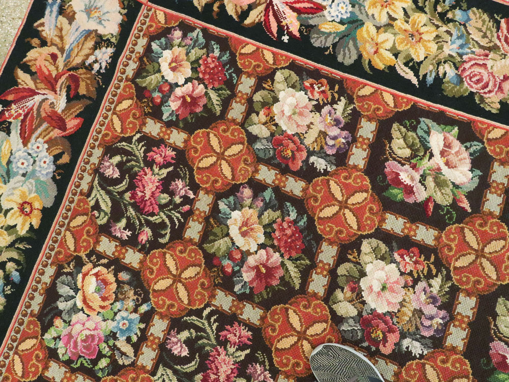 Antique English Flatweave Needlepoint Room Size Carpet, No.27565 - Galerie Shabab