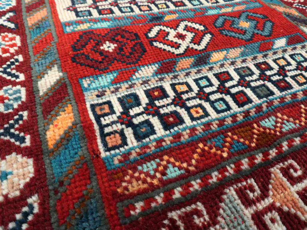 Vintage Persian Shiraz Rug, No.27875 - Galerie Shabab