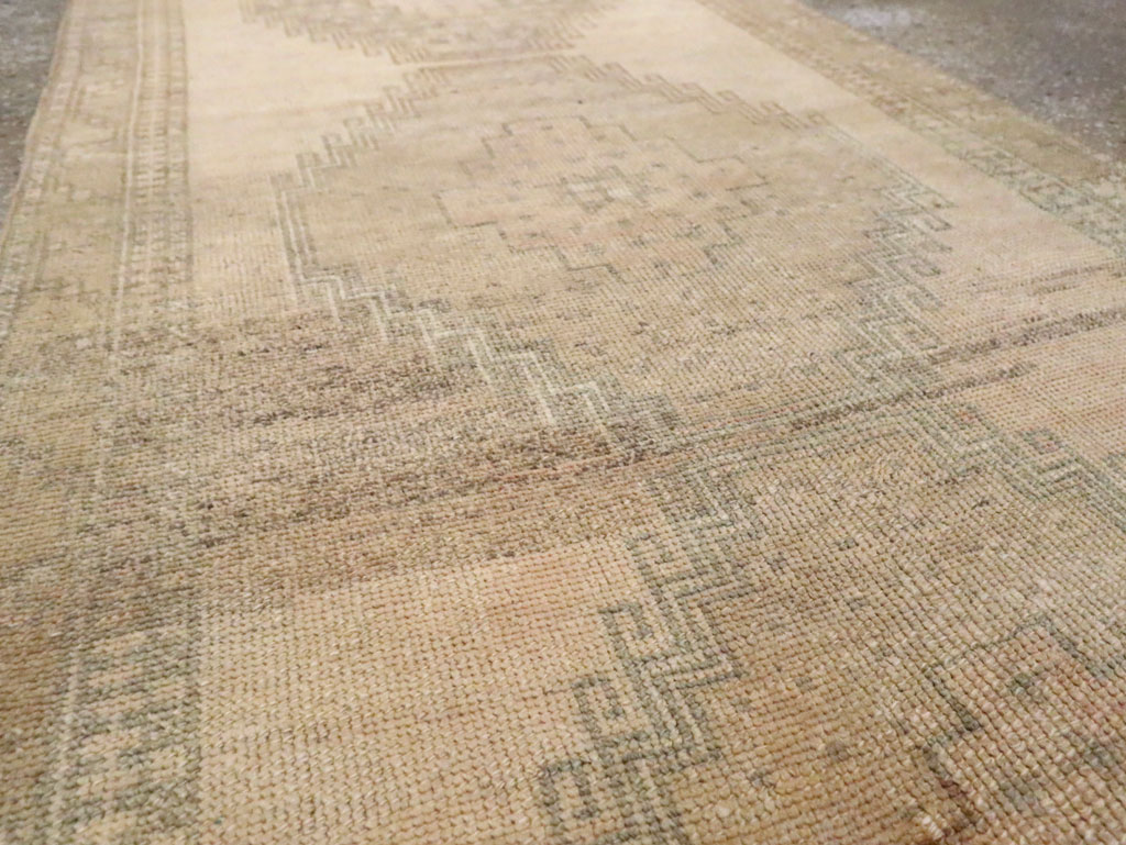 Vintage Turkish Anatolian Runner, No.28181 - Galerie Shabab