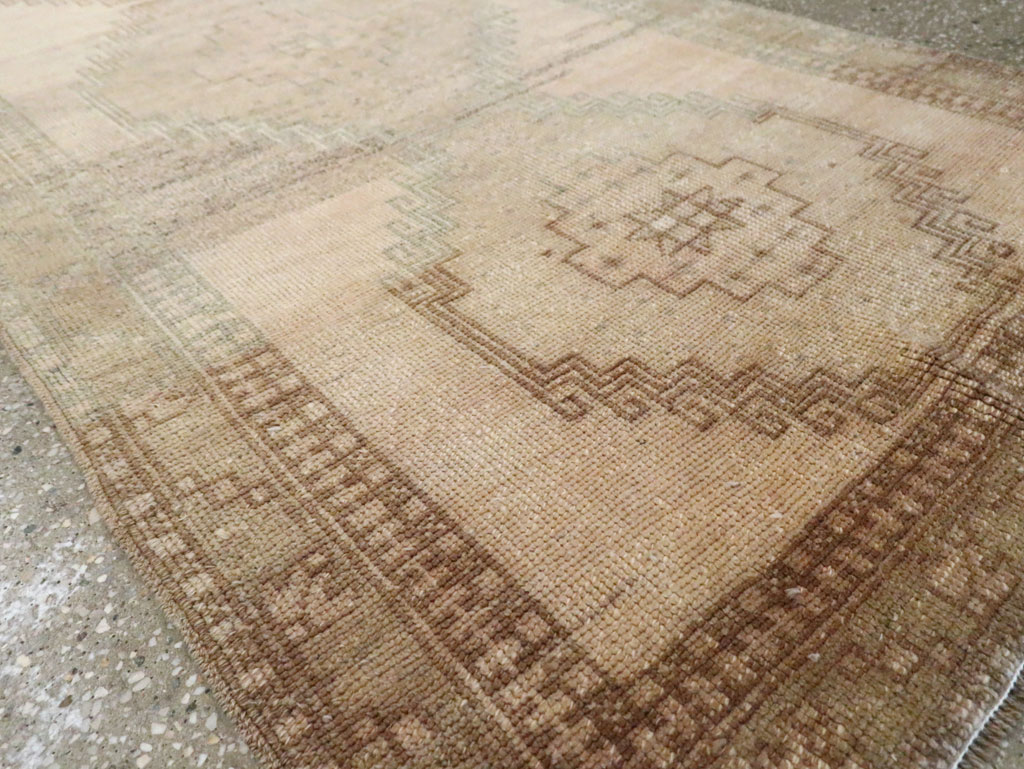 Vintage Turkish Anatolian Runner, No.28181 - Galerie Shabab