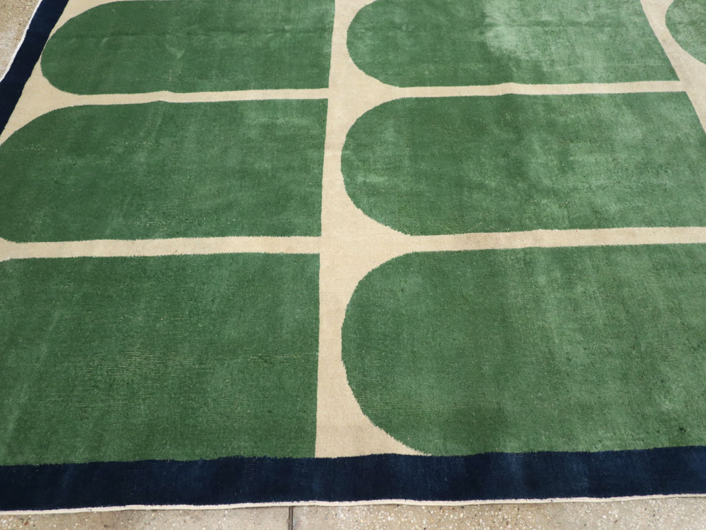 Vintage Turkish Art Deco Style Room Size Carpet, No.28191 - Galerie Shabab