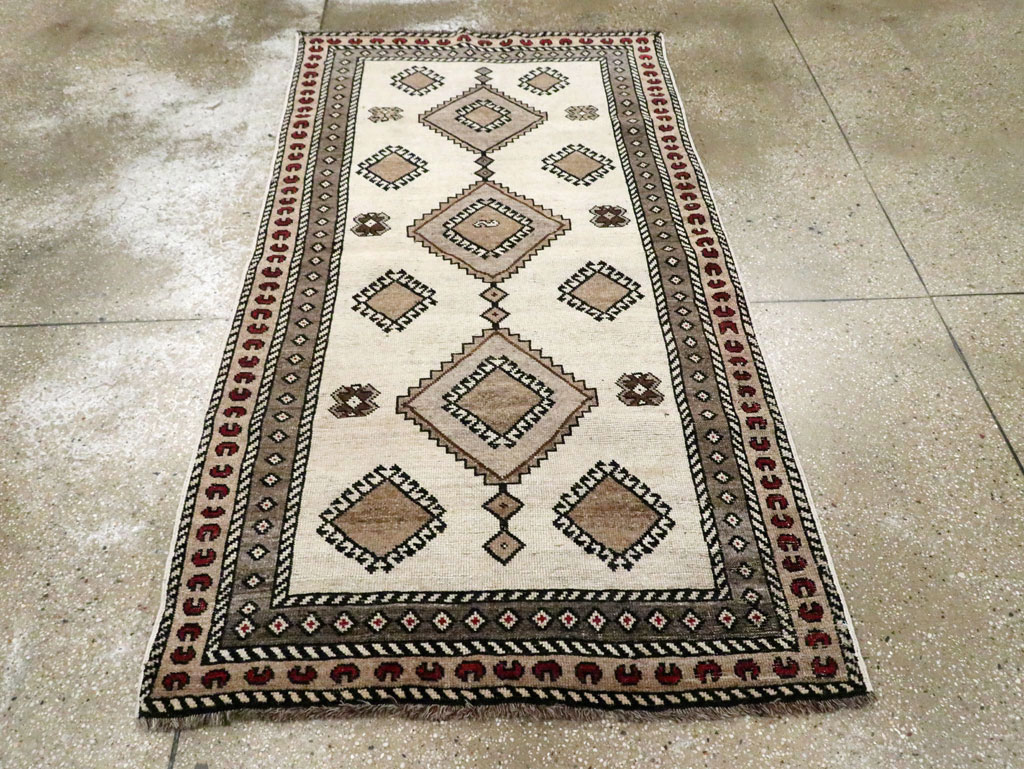 Vintage Persian Gabbeh Accent Rug, No.28198 - Galerie Shabab