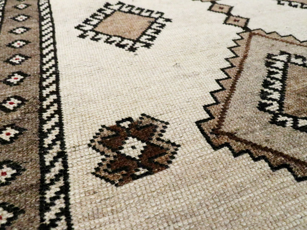 Vintage Persian Gabbeh Accent Rug, No.28198 - Galerie Shabab