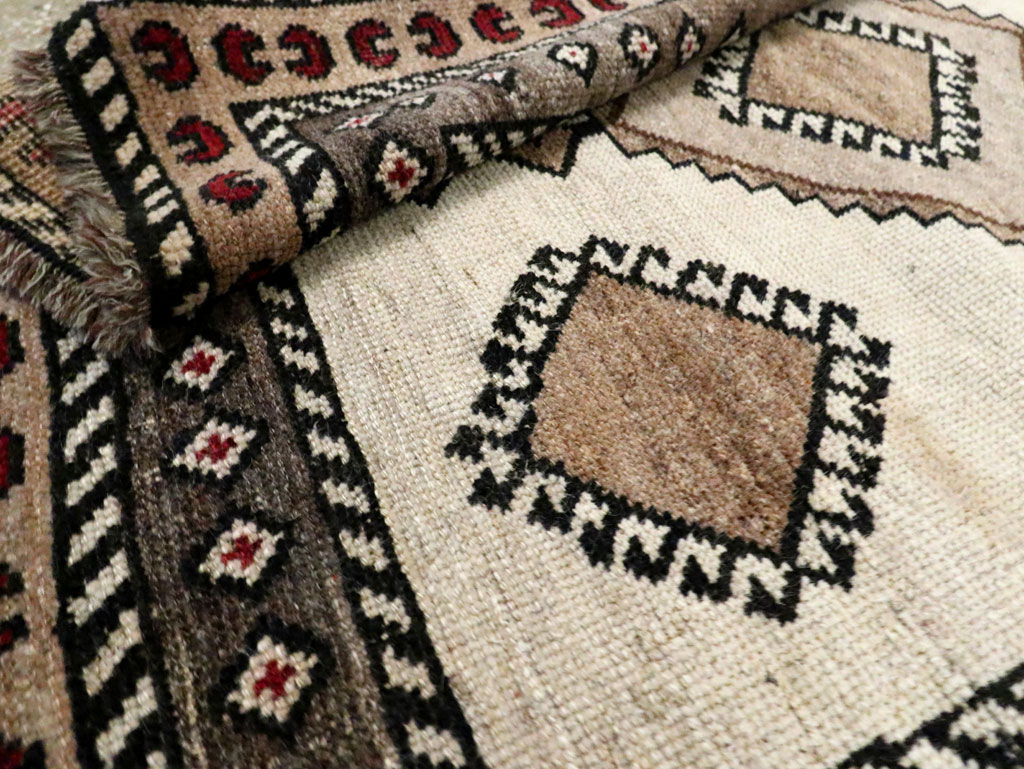 Vintage Persian Gabbeh Accent Rug, No.28198 - Galerie Shabab