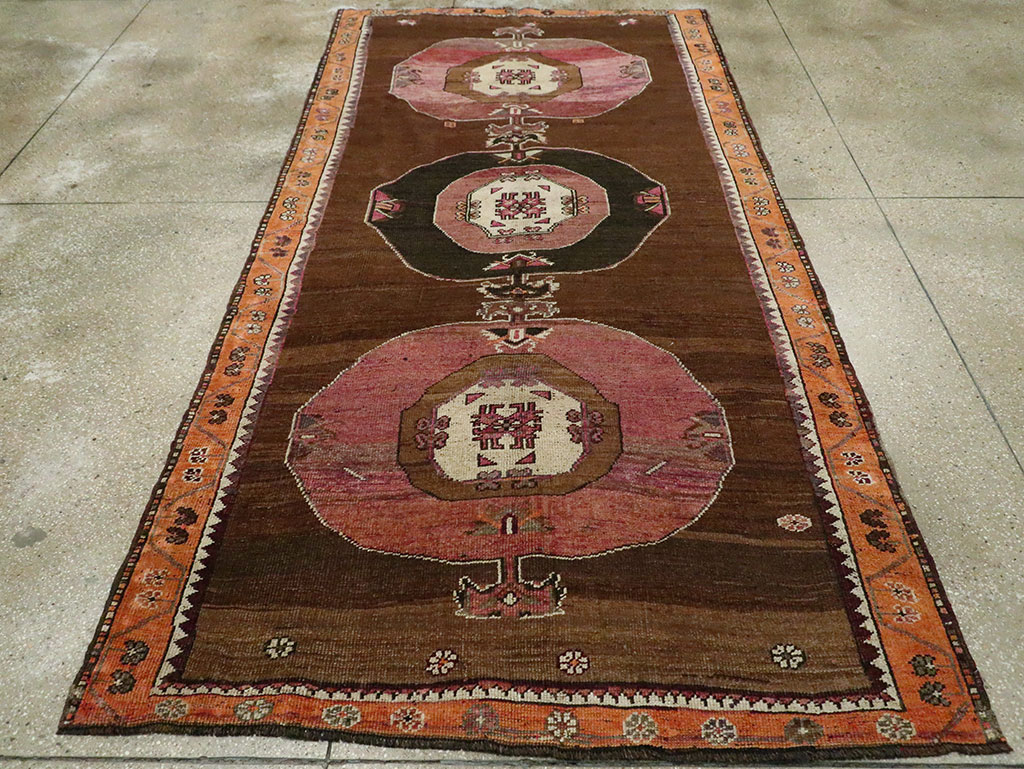 Vintage Anatolian Gallery Carpet, No.28268 - Galerie Shabab