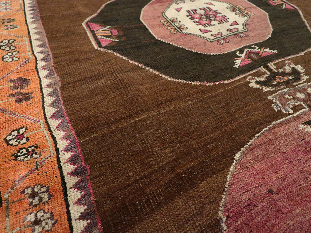 Vintage Anatolian Gallery Carpet, No.28268 - Galerie Shabab