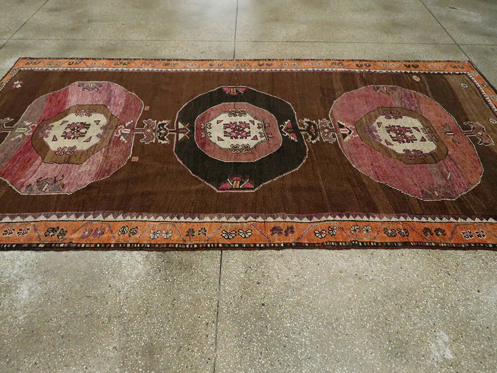 Vintage Anatolian Gallery Carpet, No.28268 - Galerie Shabab