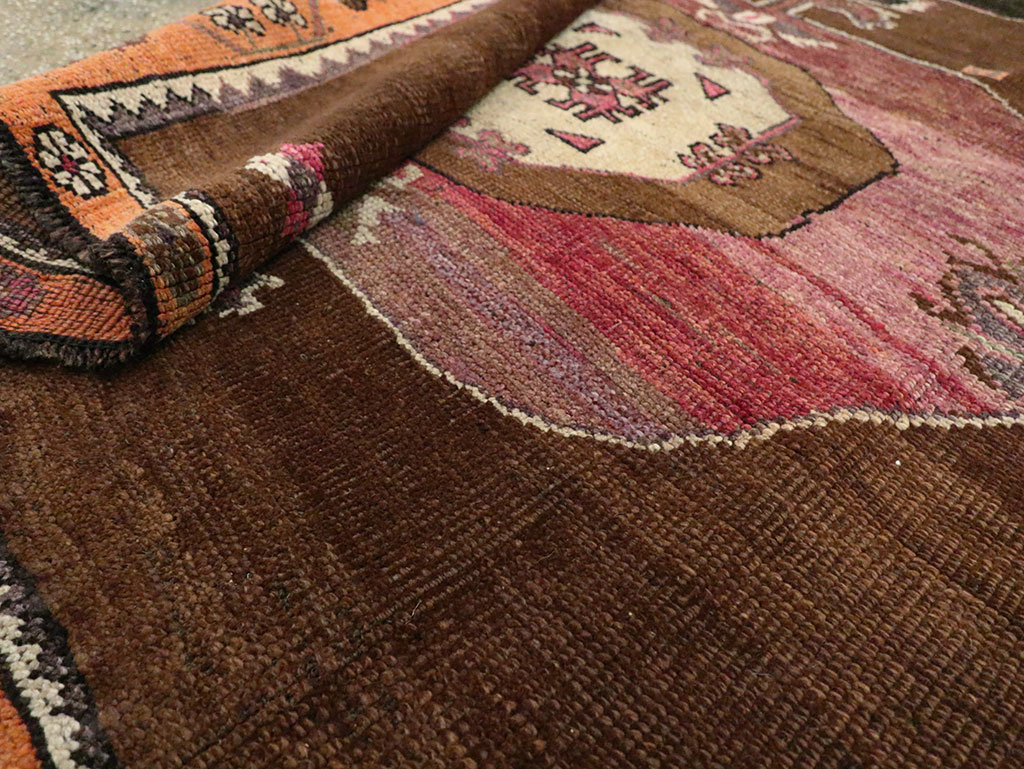 Vintage Anatolian Gallery Carpet, No.28268 - Galerie Shabab