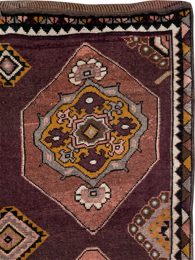 Vintage Turkish Anatolian Long Gallery Carpet, No.28269 - Galerie Shabab