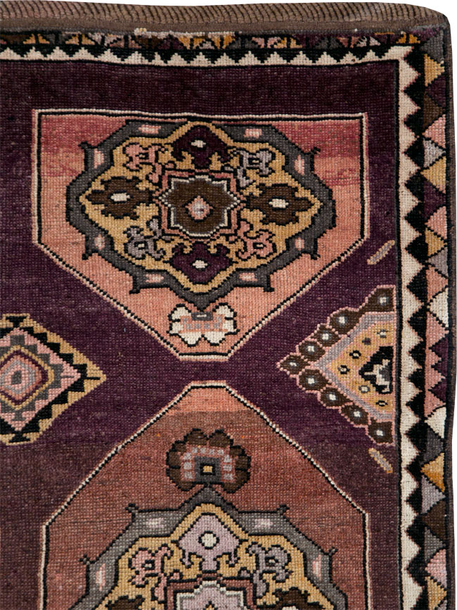 Vintage Turkish Anatolian Long Gallery Carpet, No.28269 - Galerie Shabab
