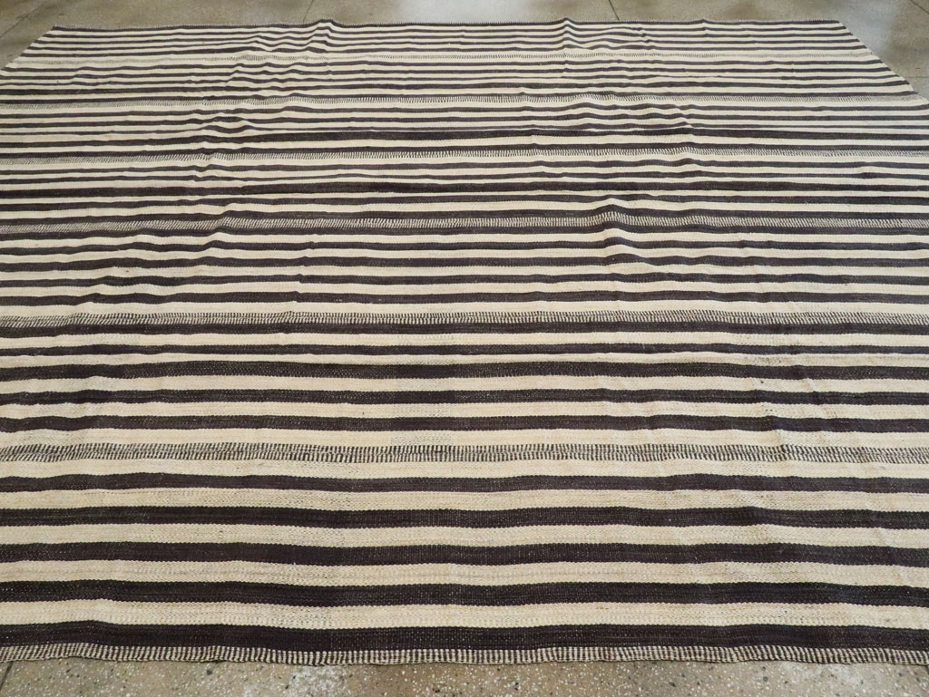 Vintage Persian Flatweave Kilim Room Size Carpet, No.28374 - Galerie Shabab