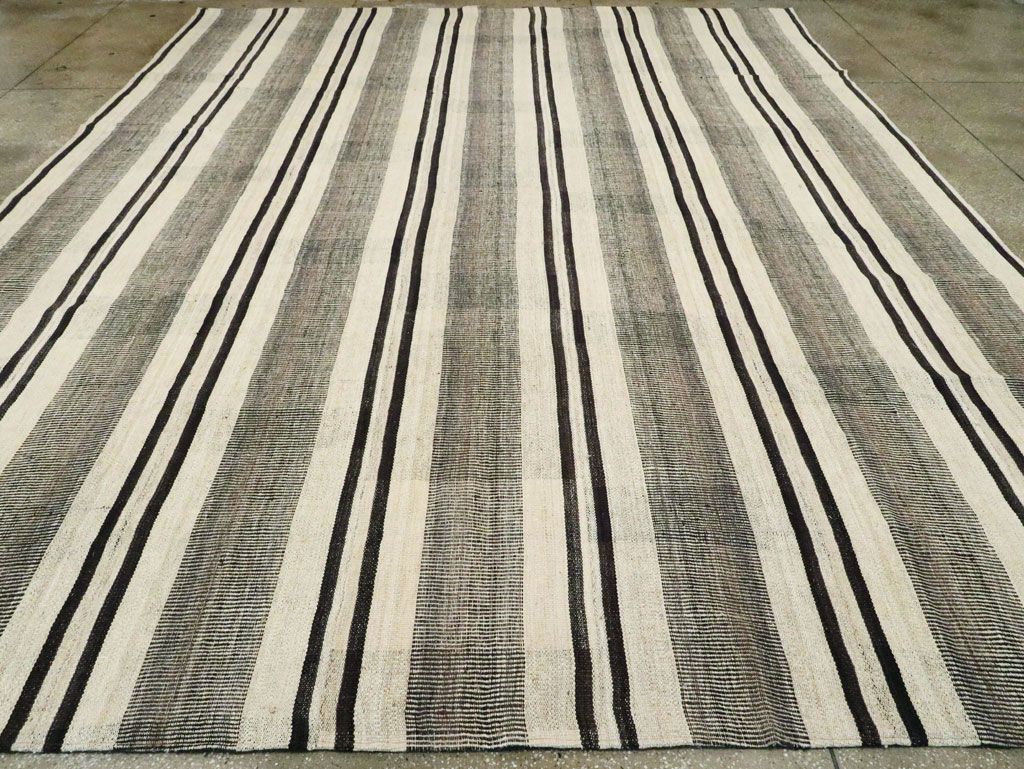 Vintage Persian Flatweave Kilim Room Size Carpet, No.28375 - Galerie Shabab