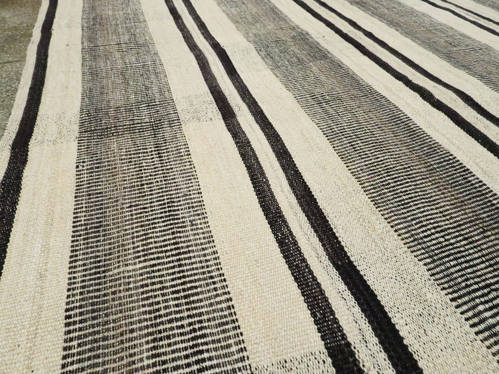 Vintage Persian Flatweave Kilim Room Size Carpet, No.28375 - Galerie Shabab