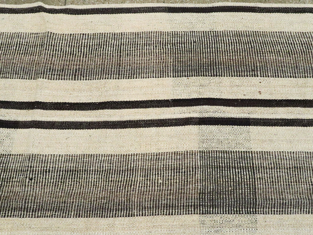 Vintage Persian Flatweave Kilim Room Size Carpet, No.28375 - Galerie Shabab
