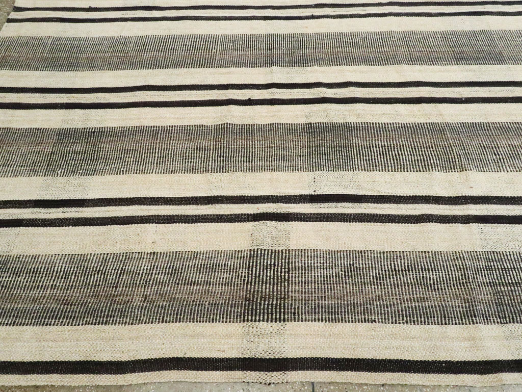 Vintage Persian Flatweave Kilim Room Size Carpet, No.28375 - Galerie Shabab