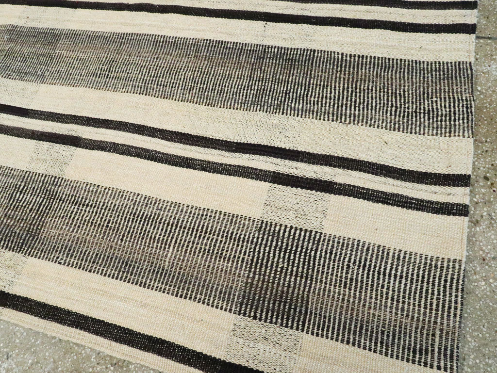 Vintage Persian Flatweave Kilim Room Size Carpet, No.28375 - Galerie Shabab