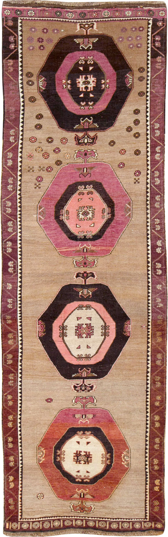 Vintage Turkish Anatolian Long Gallery Carpet, No.28457 - Galerie Shabab