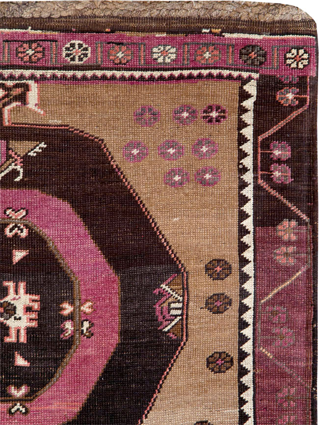 Vintage Turkish Anatolian Long Gallery Carpet, No.28457 - Galerie Shabab