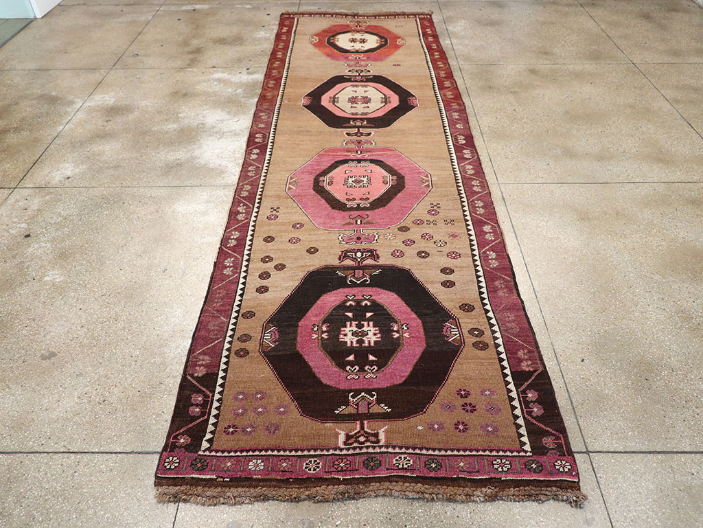Vintage Turkish Anatolian Long Gallery Carpet, No.28457 - Galerie Shabab