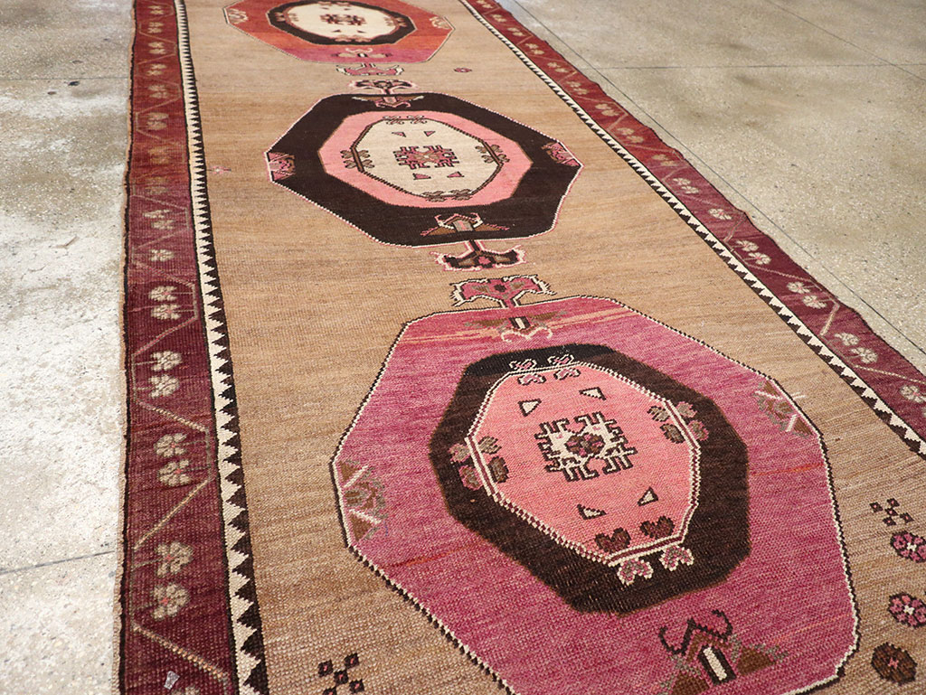 Vintage Turkish Anatolian Long Gallery Carpet, No.28457 - Galerie Shabab