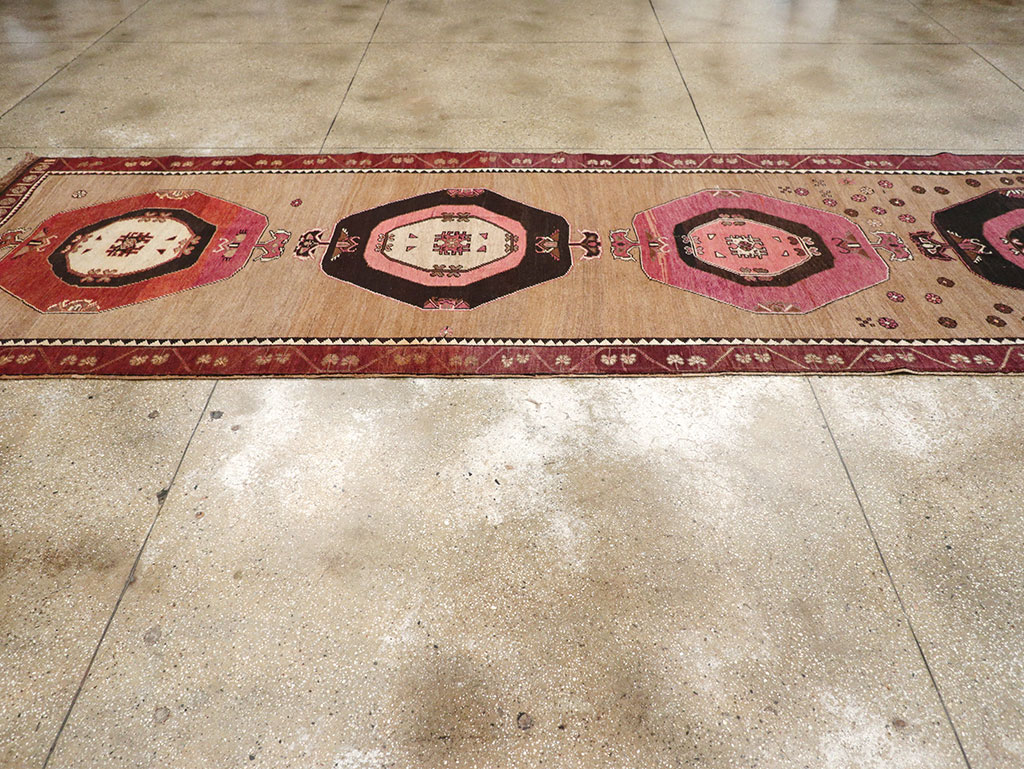 Vintage Turkish Anatolian Long Gallery Carpet, No.28457 - Galerie Shabab