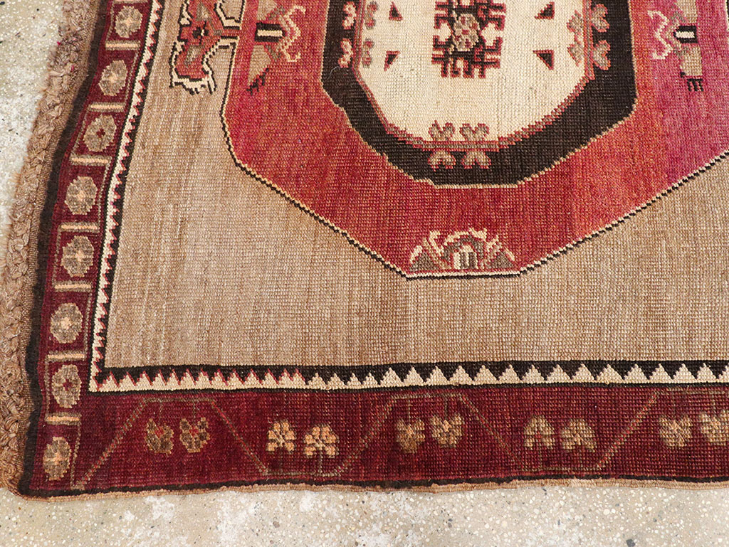 Vintage Turkish Anatolian Long Gallery Carpet, No.28457 - Galerie Shabab