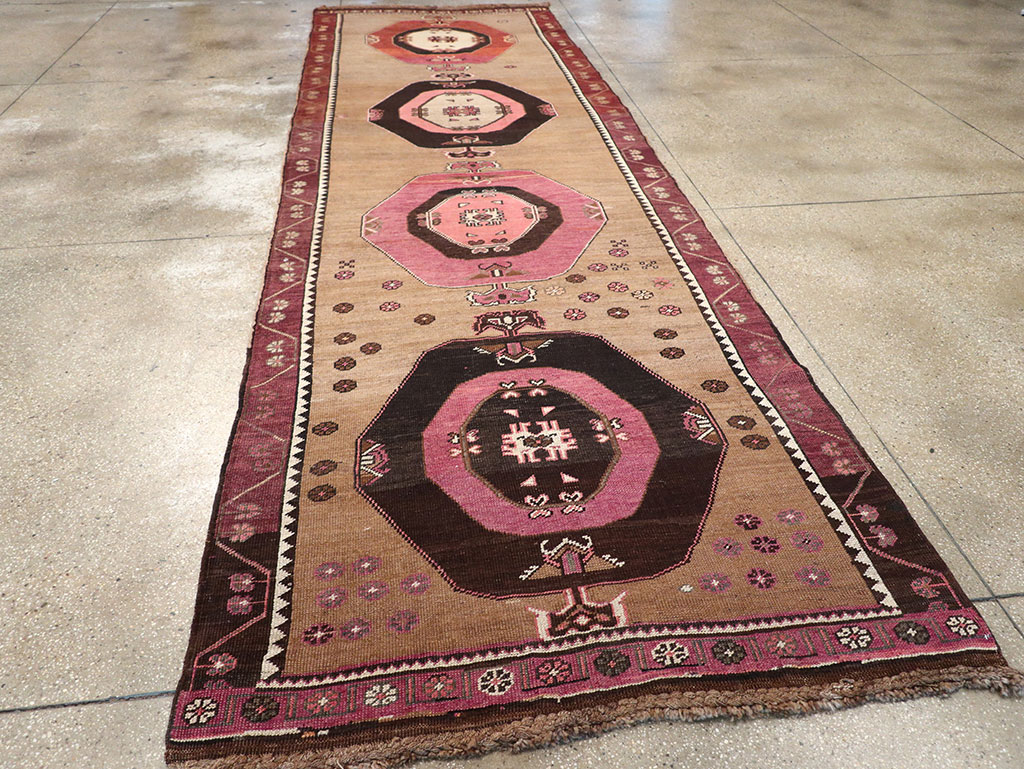 Vintage Turkish Anatolian Long Gallery Carpet, No.28457 - Galerie Shabab