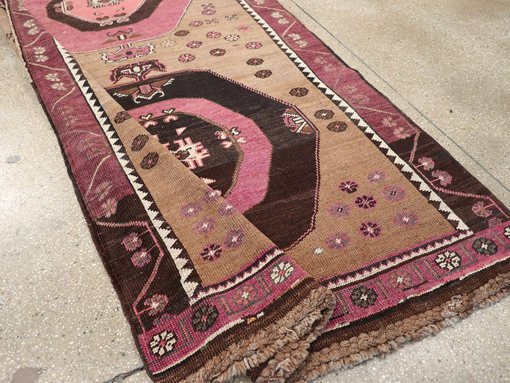 Vintage Turkish Anatolian Long Gallery Carpet, No.28457 - Galerie Shabab