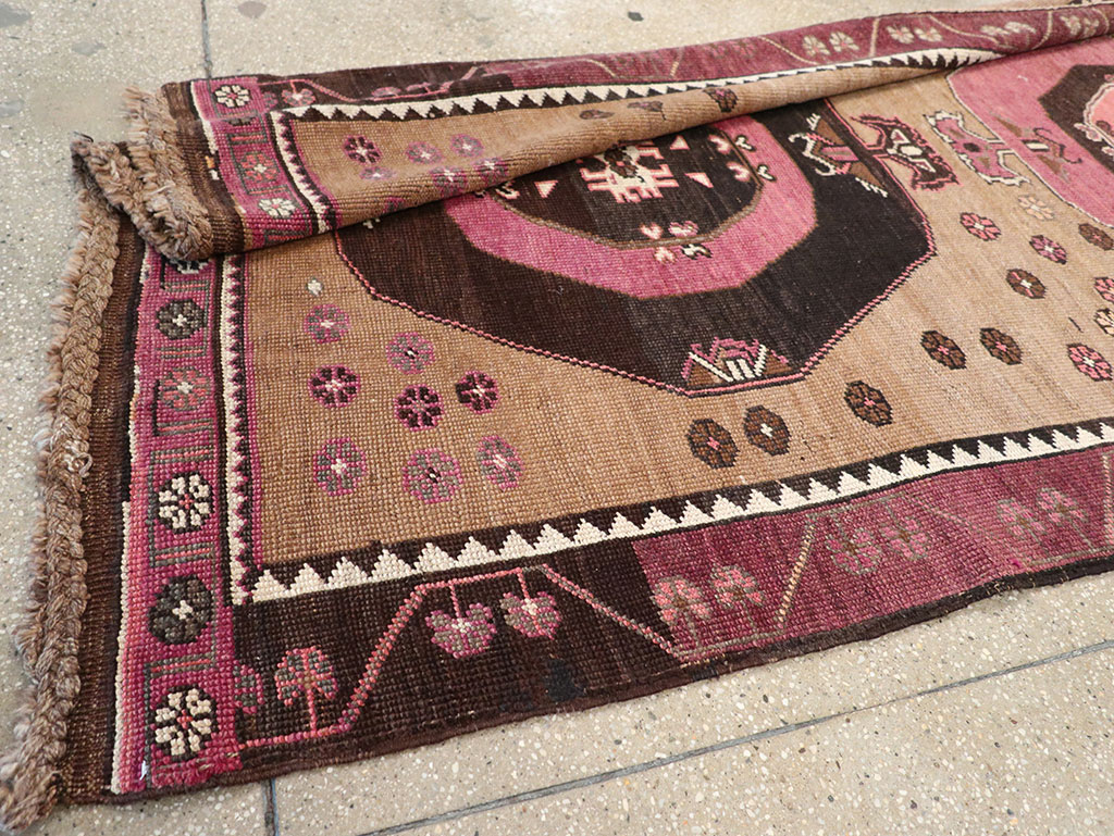 Vintage Turkish Anatolian Long Gallery Carpet, No.28457 - Galerie Shabab