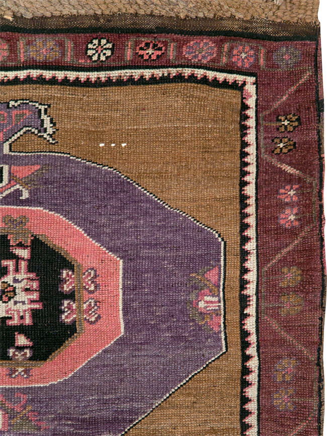 Vintage Turkish Anatolian Long Gallery Carpet, No.28458 - Galerie Shabab