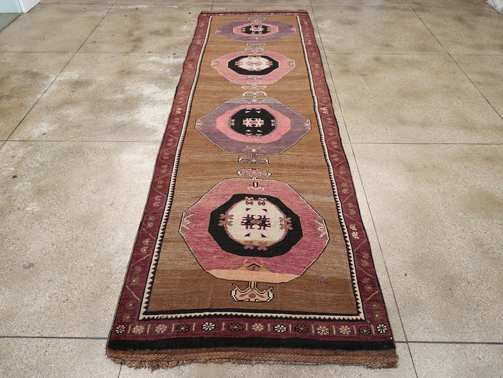 Vintage Turkish Anatolian Long Gallery Carpet, No.28458 - Galerie Shabab