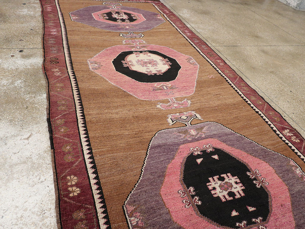 Vintage Turkish Anatolian Long Gallery Carpet, No.28458 - Galerie Shabab