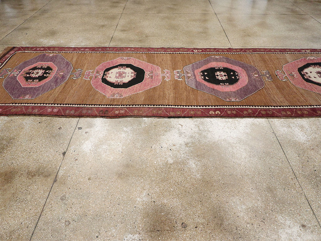 Vintage Turkish Anatolian Long Gallery Carpet, No.28458 - Galerie Shabab