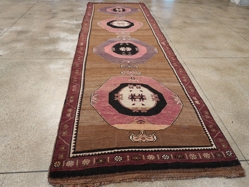 Vintage Turkish Anatolian Long Gallery Carpet, No.28458 - Galerie Shabab