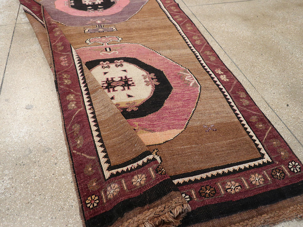 Vintage Turkish Anatolian Long Gallery Carpet, No.28458 - Galerie Shabab