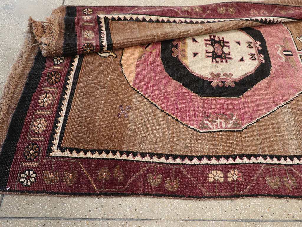 Vintage Turkish Anatolian Long Gallery Carpet, No.28458 - Galerie Shabab