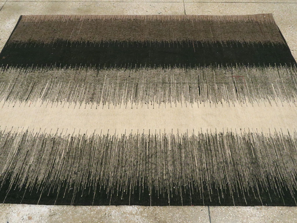 Modern Persian Kilim Flatweave Accent Rug, No.28551 - Galerie Shabab