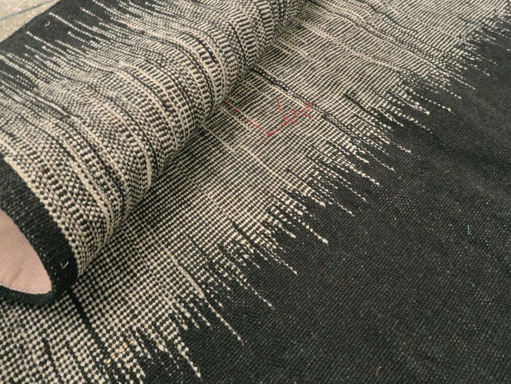 Modern Persian Kilim Flatweave Accent Rug, No.28551 - Galerie Shabab