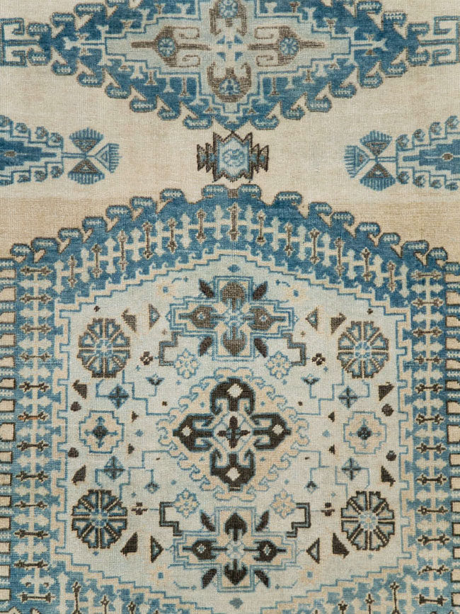 Vintage Persian Veece Accent Carpet, No.28843 - Galerie Shabab