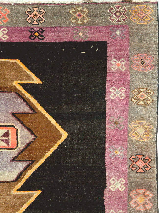 Vintage Turkish Anatolian Gallery Carpet, No.28907 - Galerie Shabab
