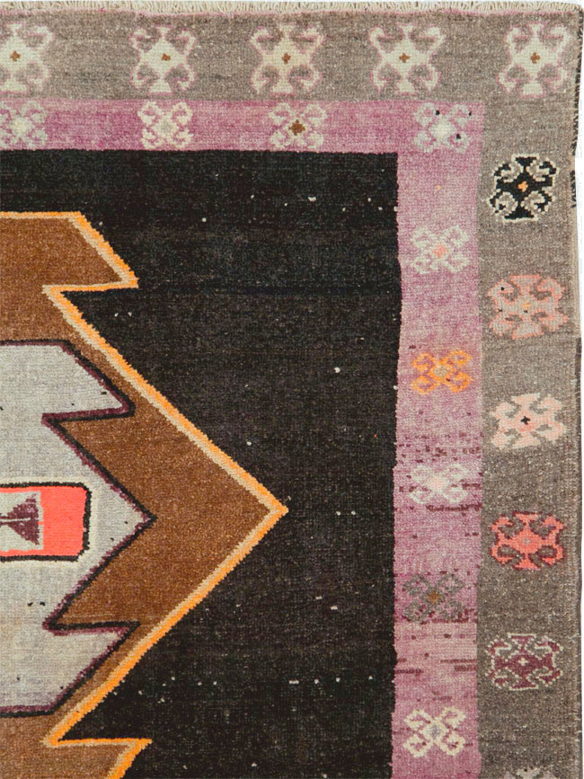 Vintage Turkish Anatolian Gallery Carpet, No.28907 - Galerie Shabab