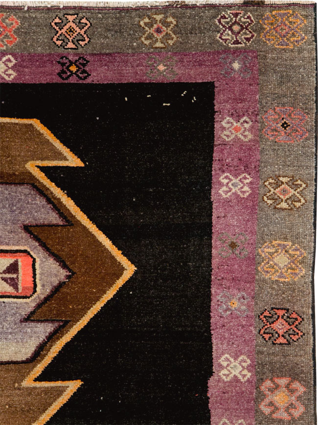 Vintage Turkish Anatolian Gallery Carpet, No.28907 - Galerie Shabab