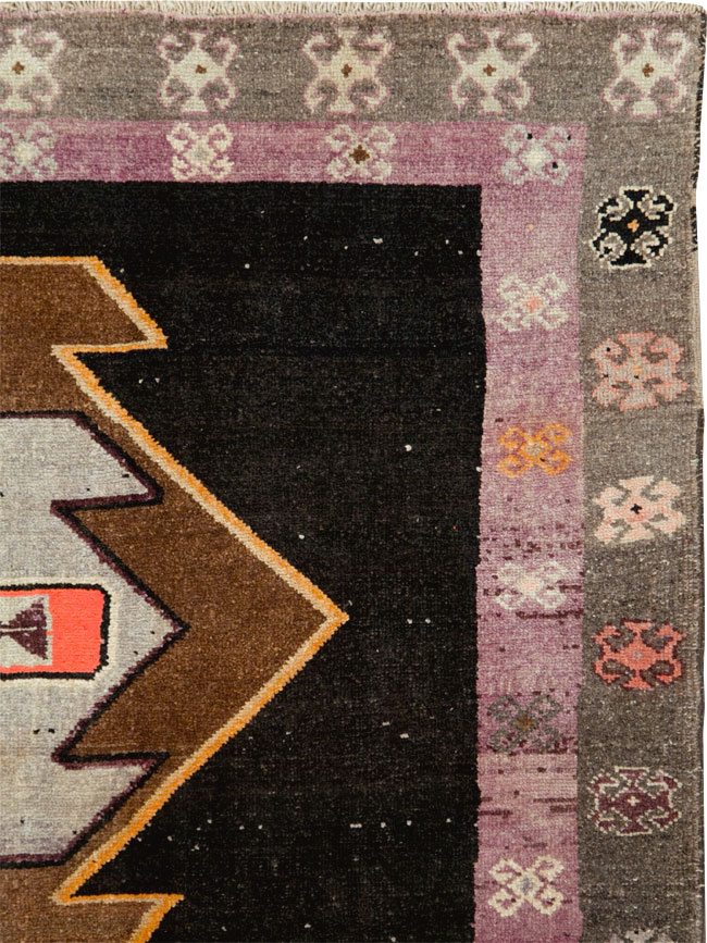 Vintage Turkish Anatolian Gallery Carpet, No.28907 - Galerie Shabab