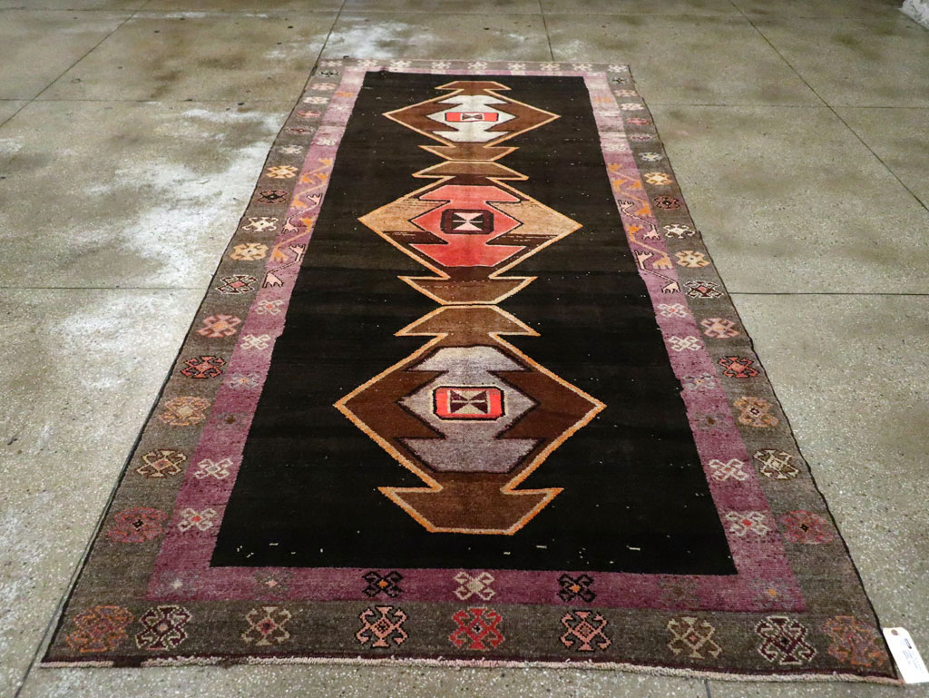 Vintage Turkish Anatolian Gallery Carpet, No.28907 - Galerie Shabab